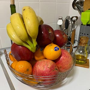 cesto de metal para fruta