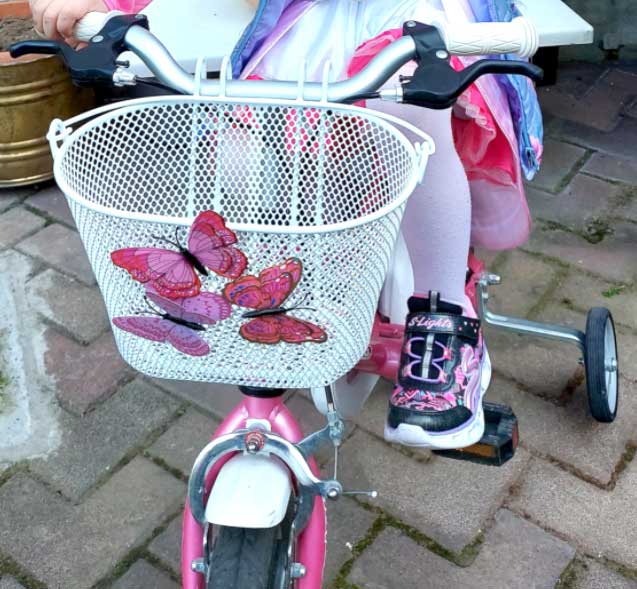 Cesta bicicleta infantil con mariposas