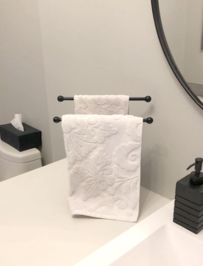 porta toalleros sobre lavabo